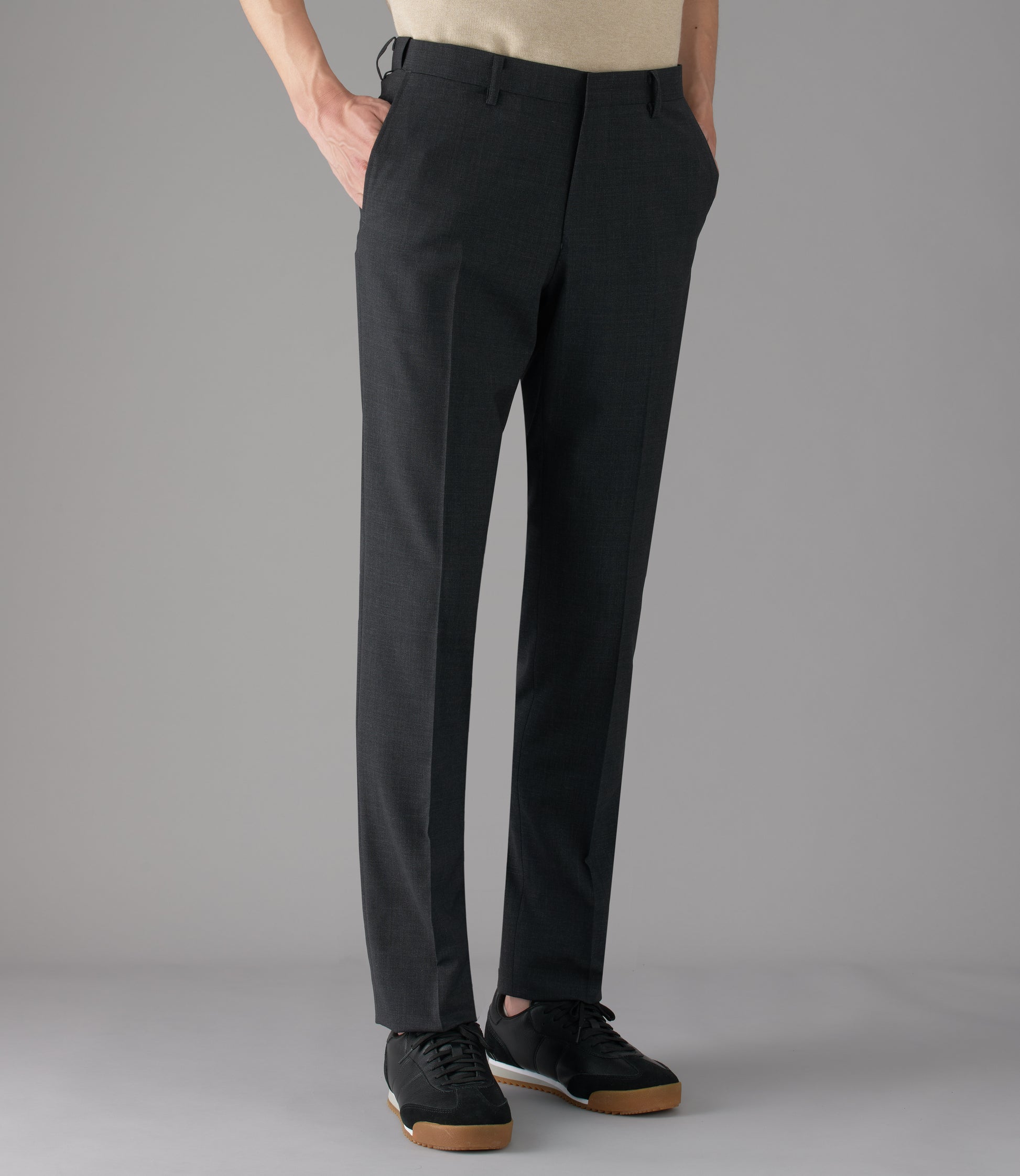 チャコールグレー